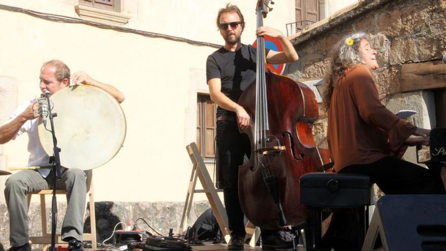 Elisabet Raspall World Trio clou a Sant Feliu Sasserra el cicle «Intrús. Jazz pel forat del pany»