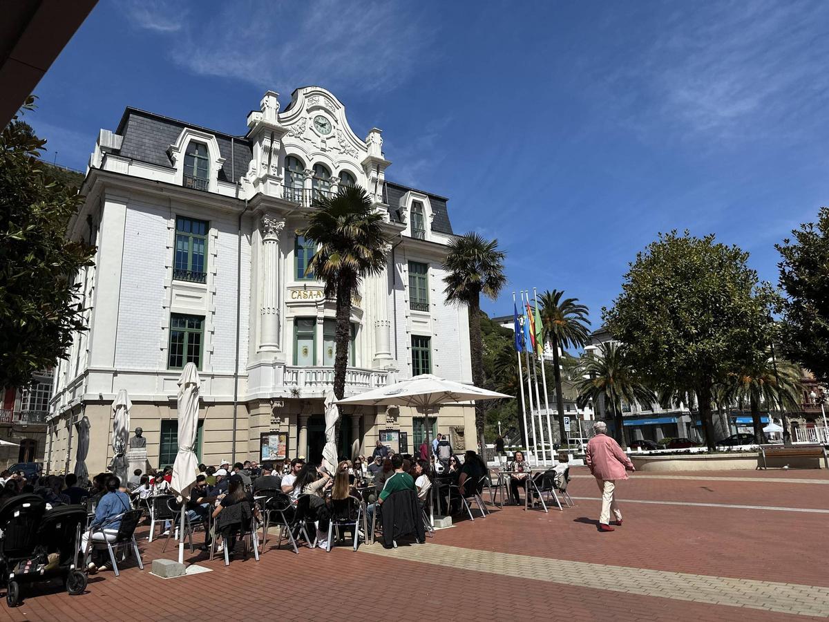 Plaza de Algonso X El Sabio, en Luarca.