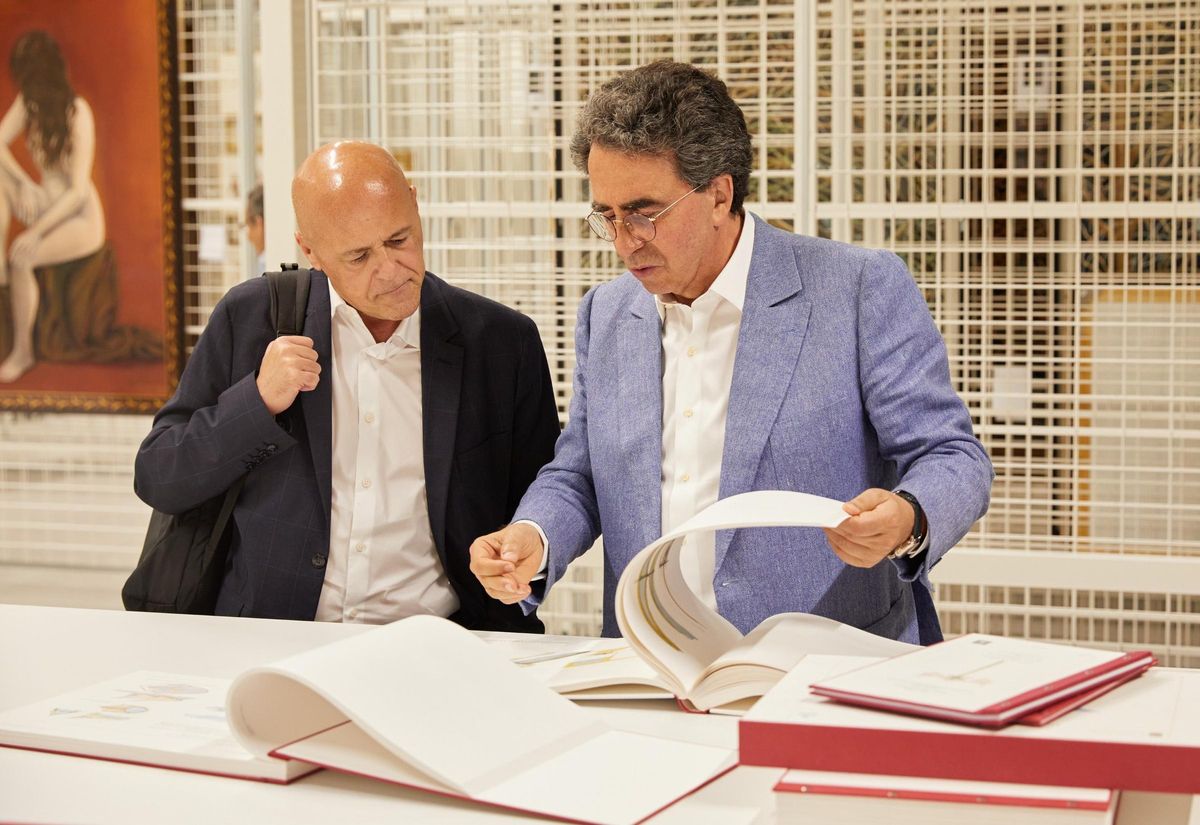 El artista muestra algunos de sus primeros cuadernos al autor del reportaje en su archivo-museo de Weinfelden.