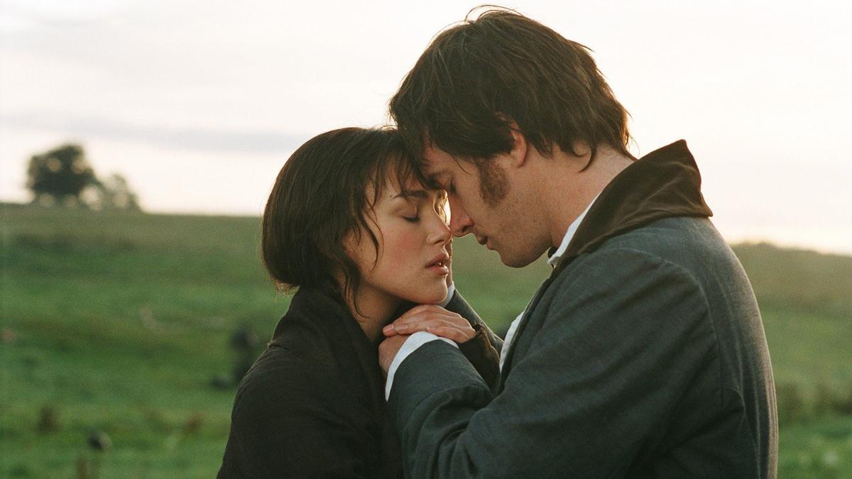 Keira Knightley y Matthew MacFadyen, como unos memorables Elizabeth Bennet y Mr. Darcy, en la versión para el cine de 'Orgullo y prejuicio' de 2005.