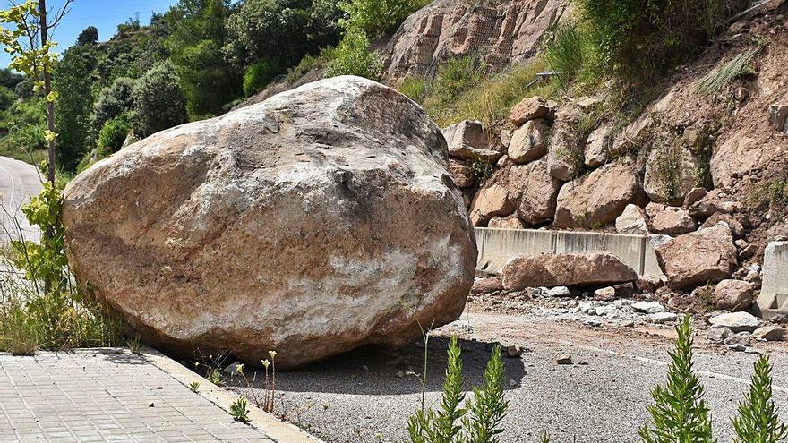 La pedra de grans dimensions continua estant al mig de la calçada