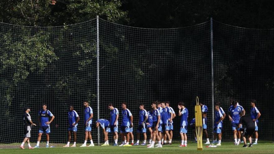 El Oviedo arranca el entrenamiento con una cara nueva en El Requexón