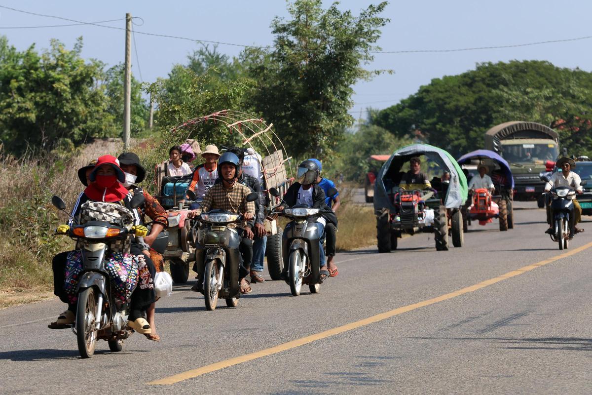 Imagen de archivo de civiles evacuando la frontera entre Tailandia y Camboya por la violencia.