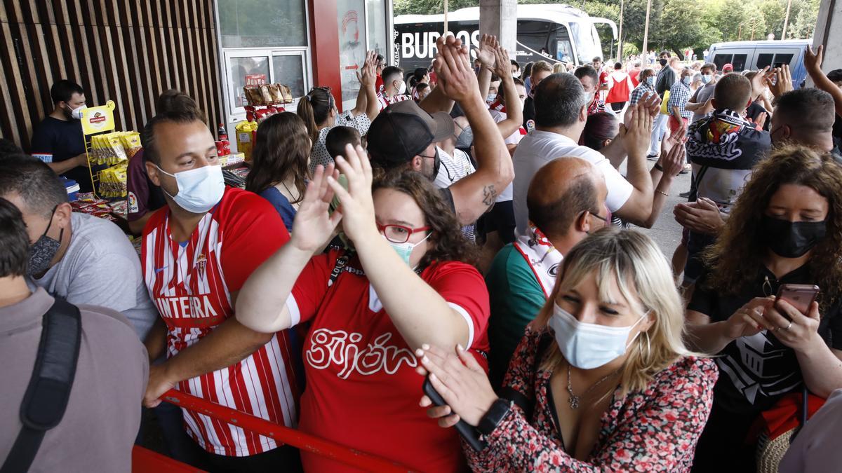 Galería de fotos: así volvió el público a El Molinón