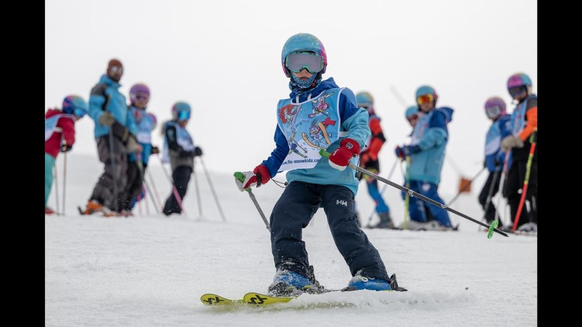 Un infant a classe d'esquí