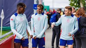 Nico Williams con Lamine Yamal y Fermin López durante el entrenamineto de hoy, sábado