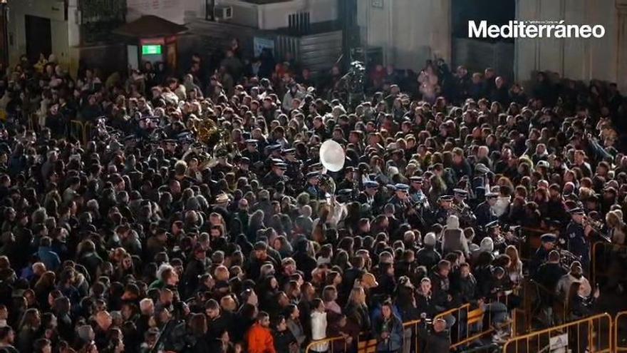 Entrada de la banda y los festeros a la plaza Mayor para el Magdalena Vítol