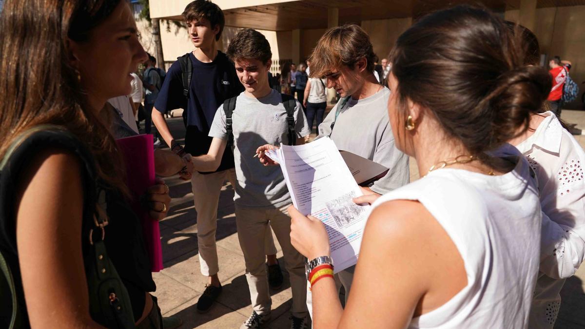 Estudiantes en el comienzo de las pruebas de la PEvAU (Selectividad), en la Universidad de Málaga.