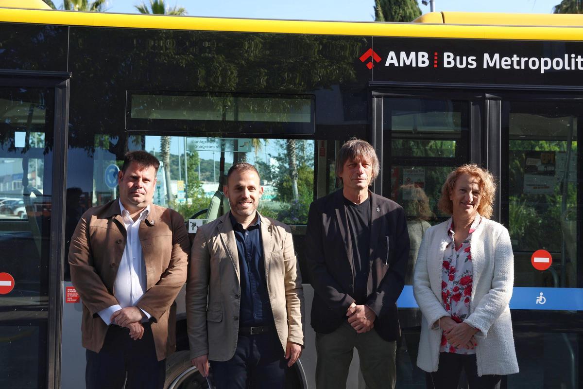 El vicepresidente de movilidad del AMB, Carlos Cordón, junto al alcalde de Montgat, Andreu Absil