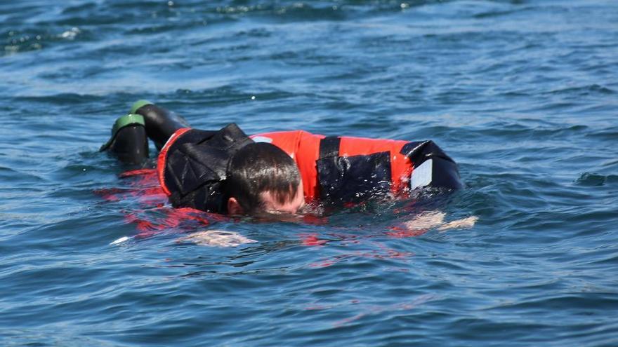 Los militares de la Campaña Antártica practican las técnicas de rescate en caso de naufragio