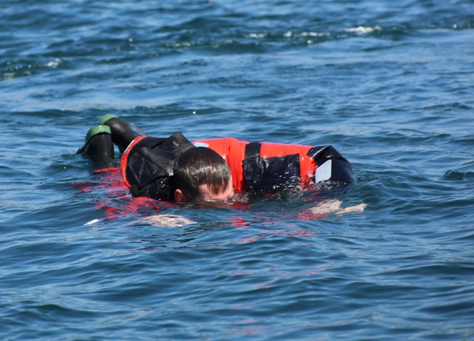 Los militares de la Campaña Antártica practican las técnicas de rescate en caso de naufragio - El Ejército despliega en O Grove el simulacro del "hombre del agua"