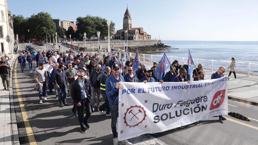 Trabajadores de El Tallerón de Duro Felguera se manifiestan por el Paseo del Muro de Gijón