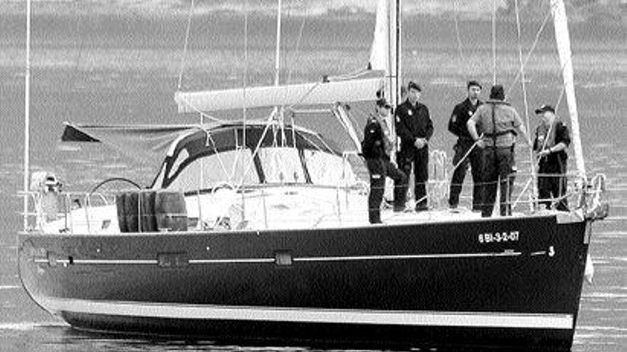 El velero &quot;Ultimátum&quot;, interceptado en alta mar con casi 1.600 kilos de cocaína, ayer, a su llegada a Vigo. / J. DE ARCOS