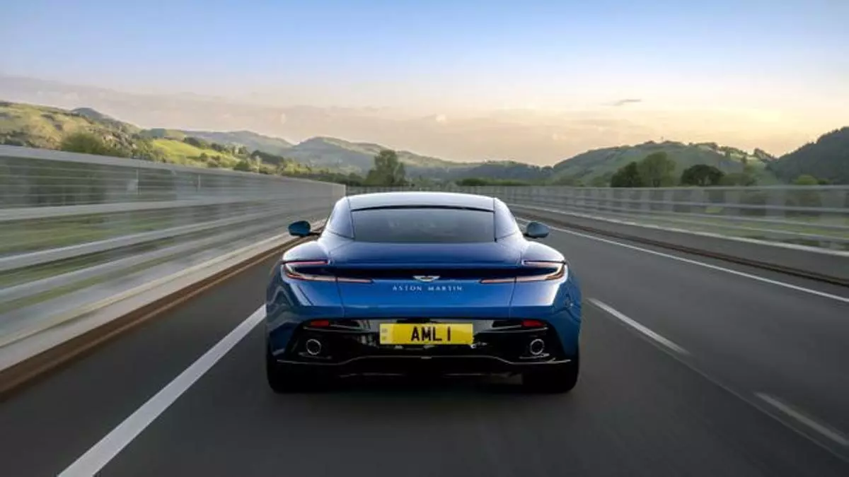 En Snowdonia la música suena mejor conduciendo un Aston Martin