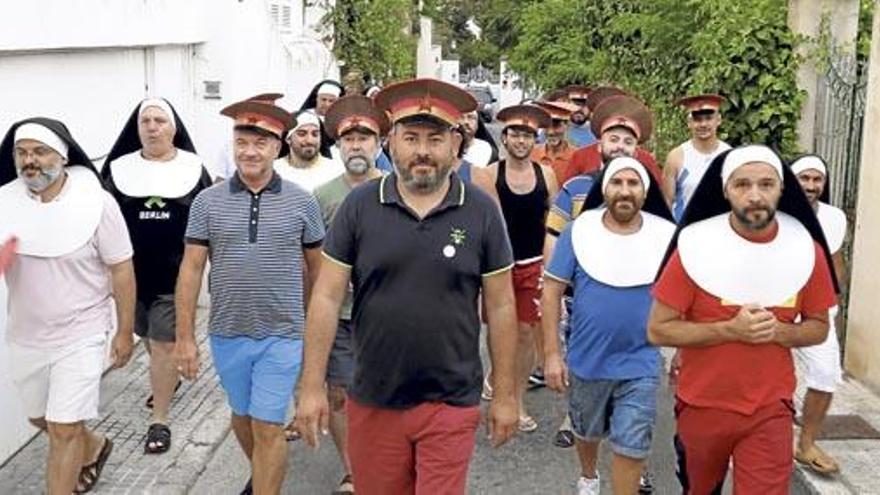 Sie sind nicht aufzuhalten: Die Sänger des Schwulen-Chores führen in Palmas Viertel El Terreno ihre Verkleidung vor