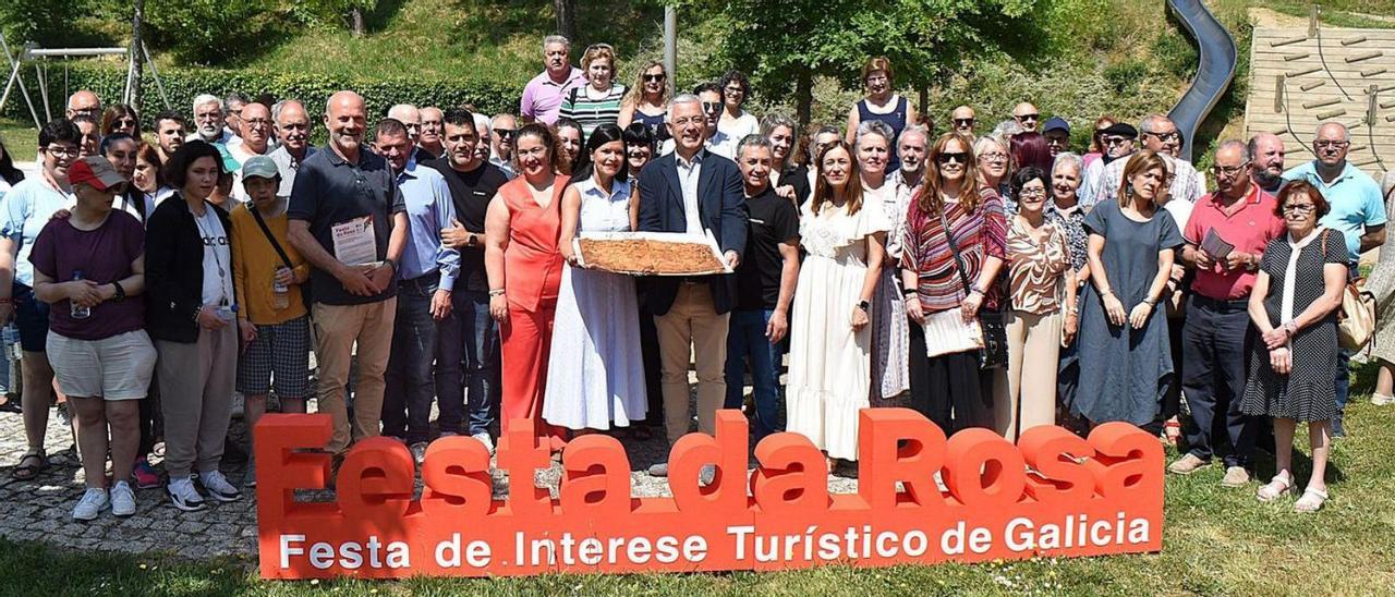 Nidia Arévalo y Valentín García, en el centro, ayer, en la presentación de la Festa da Rosa.