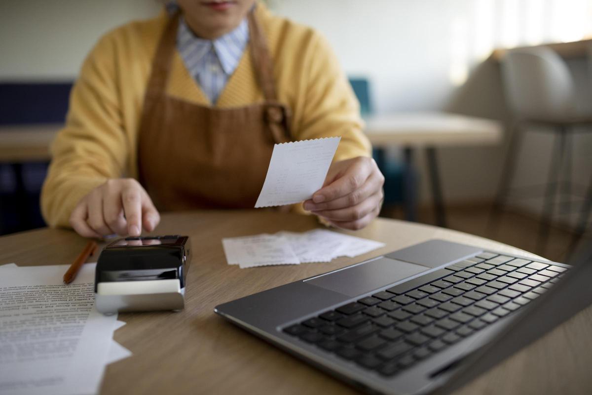 Un pequeño empresario realizando la facturación de su empresa.