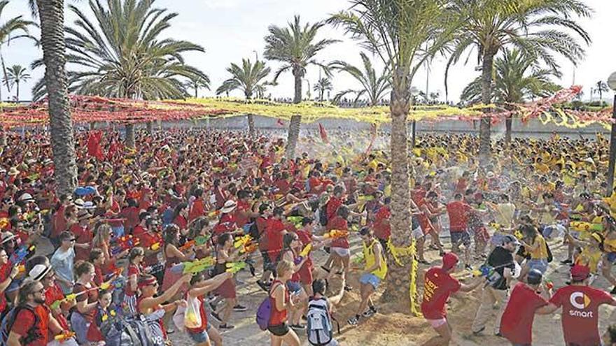 Batalla entre Canamunt i Canavall del año pasado en el Parc de la Mar.