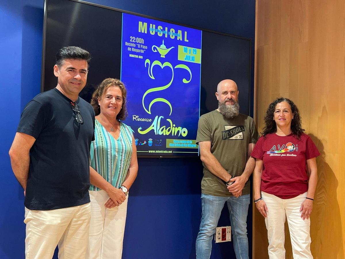 La diputada provincial Sagrario Molina presenta junto al alcalde de Riogordo, Antonio Alés, el musical 'Aladino', que se representará en el recinto de El Paso de Riogordo.