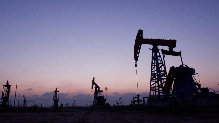 La OPEP+ decide bajar su oferta petrolera en 2 millones de barriles diarios
