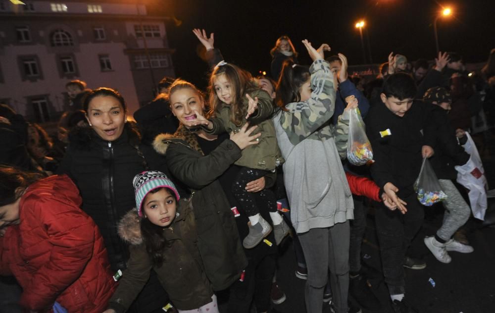 Los Reyes Magos recorren la ciudad desde O Castrillón hasta la plaza de María Pita.