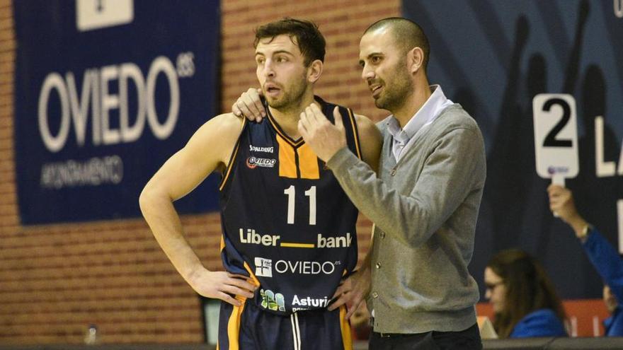 Sergio Llorente dialoga con Javi Rodríguez en un partido del Liberbank Oviedo Baloncesto