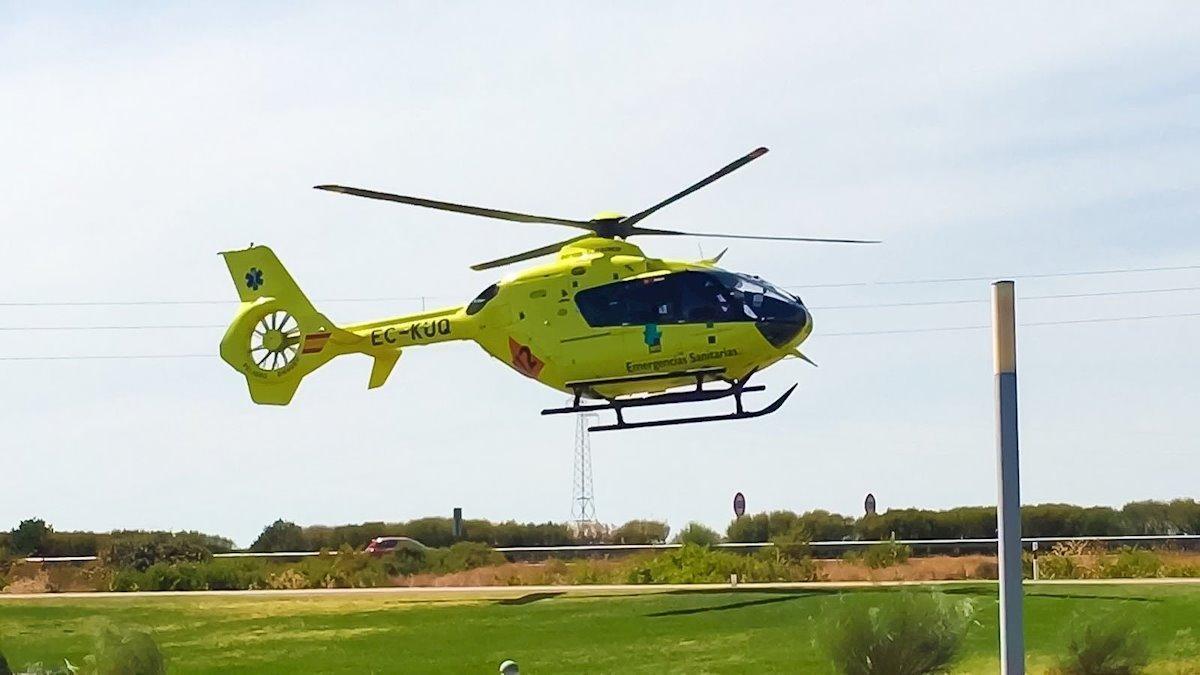 Un helicóptero medicalizado asiste a un motorista accidentado en Perales del Puerto
