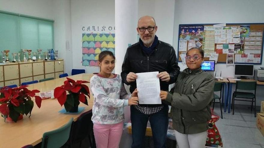 El director, José Carlos Duarte, y dos alumnas del Rosa de Gálvez.