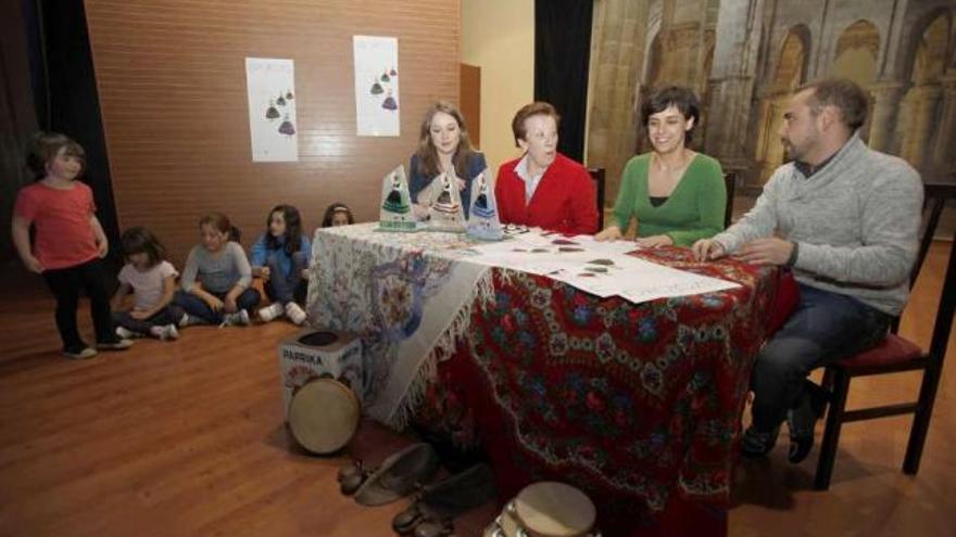 Simón Díaz, Paula F. Pena, Josefa Ferreiro y Margarita Campos, ayer, en la presentación.  // Bernabé/Gutier