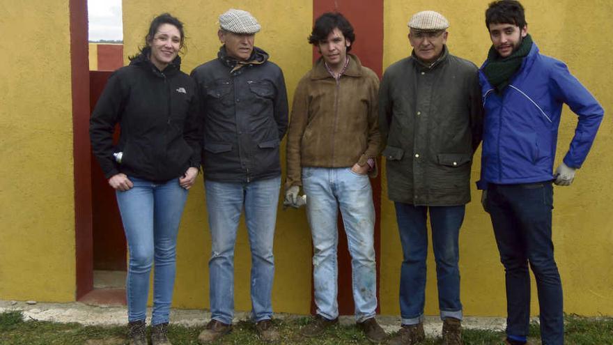 Dos generaciones de ganaderos: Elena Boyano, Antonio Boyano padre y Antonio Boyano hijo, Manolo y Ángel.