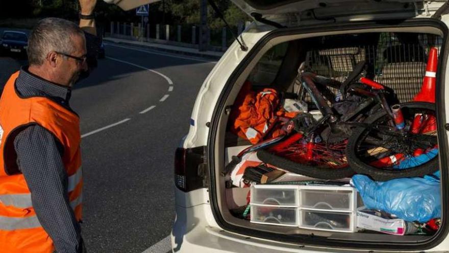 Dos menores resultaron ayer heridos graves, según Tráfico, tras impactar contra una furgoneta a las 20 horas, en As Airas, Moreiras, en el municipio de Toén. Bajaban por una cuesta y en una curva impactaron contra el vehículo tras invadir su carril. Uno de los heridos estaba tendido en mitad de la calzada, con el peor pronóstico. La bicicleta quedó destrozada. La furgoneta sufrió daños en el parabrisas. Acudieron dos ambulancias, una UVI móvil, que evacuaron a los jóvenes al hospital.