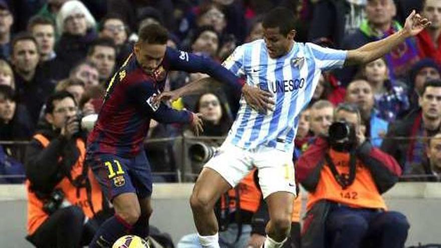 Rosales pelea un balón con Neymar en su mejor partido de la temporada.