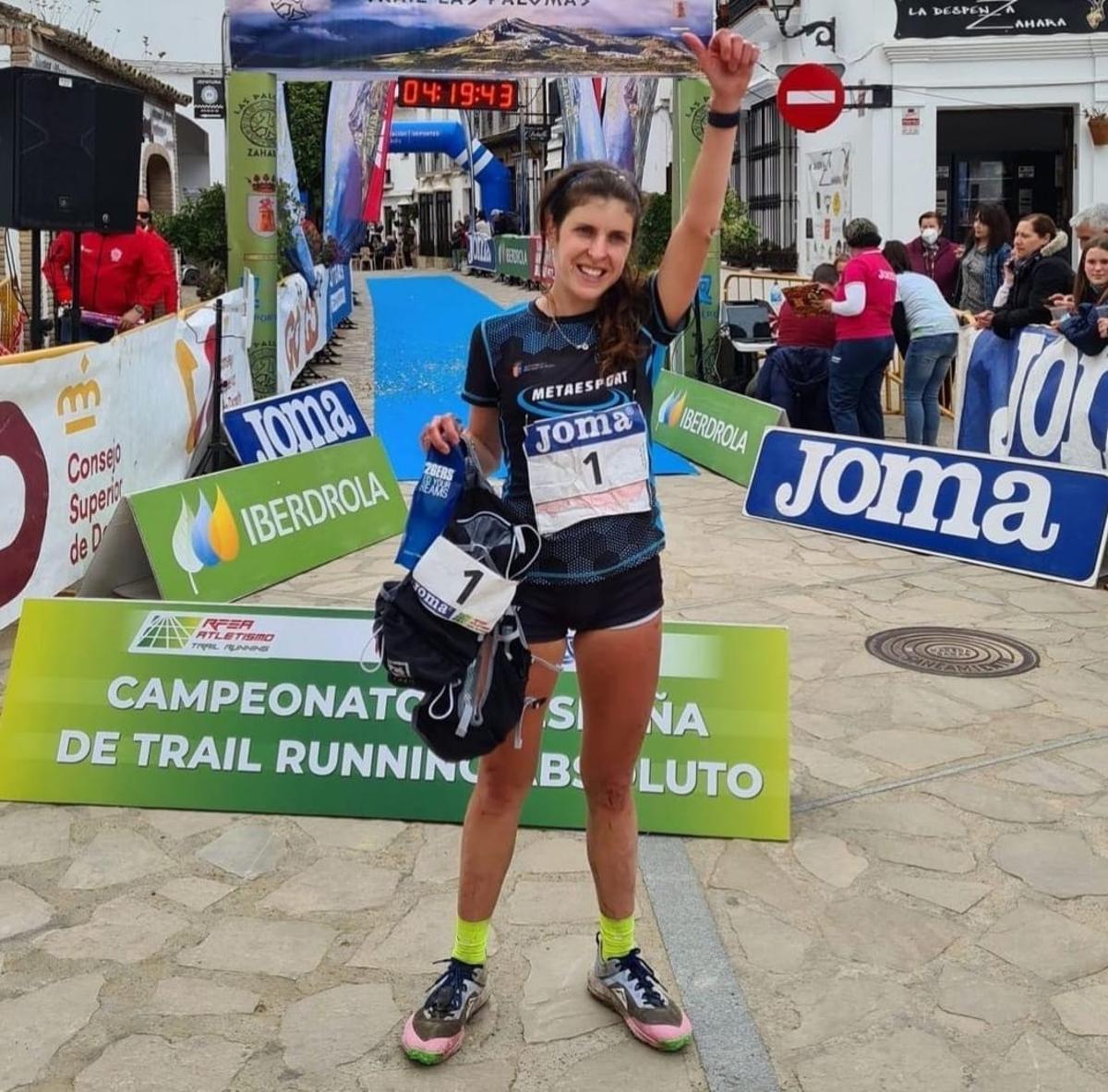 Júlia Font, al cruzar la línea de meta del Nacional de trail.