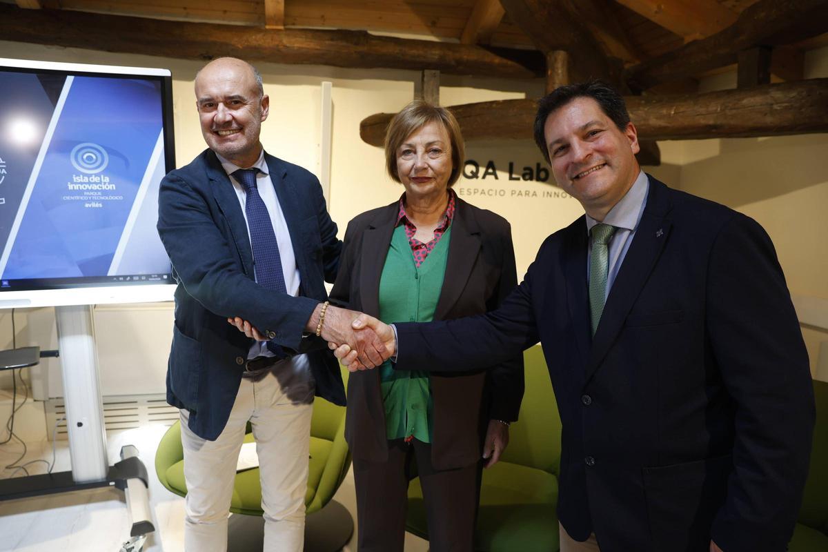Luis Díaz Marcos, Mariví Monteserín y Esteban Gómez Suárez, este viernes, en Avilés.