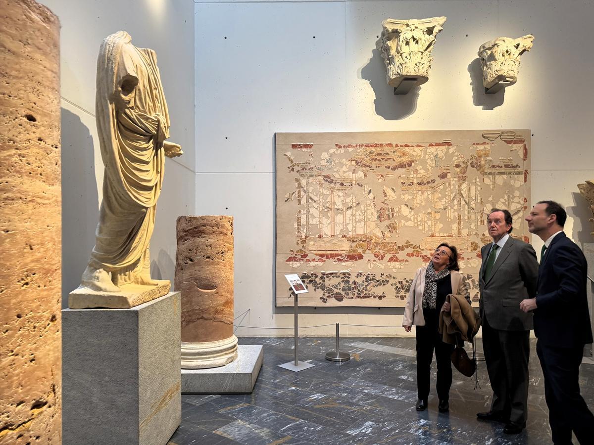 Elena Ruiz, Jaime Alfonsín y Miguel Ángel Cerdán durante la visita al Museo del Teatro Romano de Cartagena.