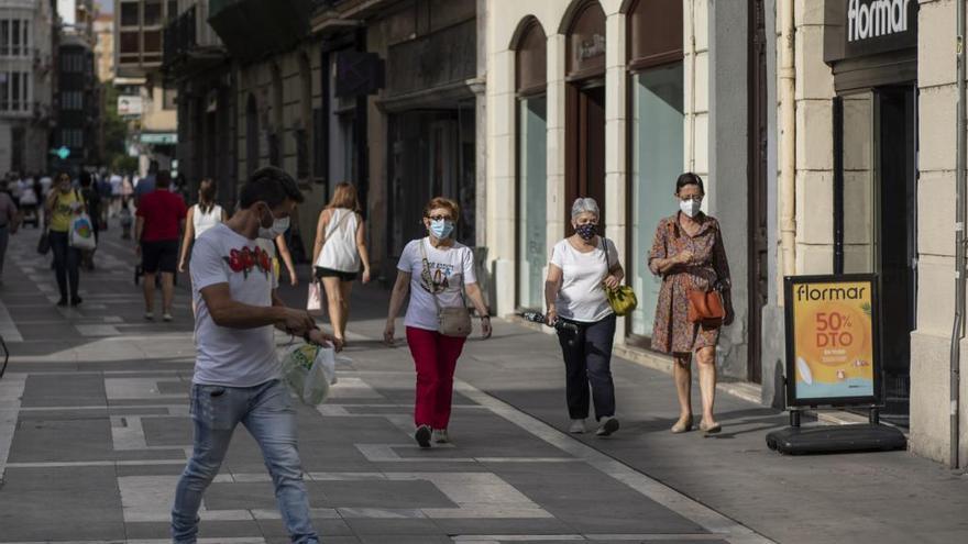 Un grupo de personas con mascarilla por Santa Clara