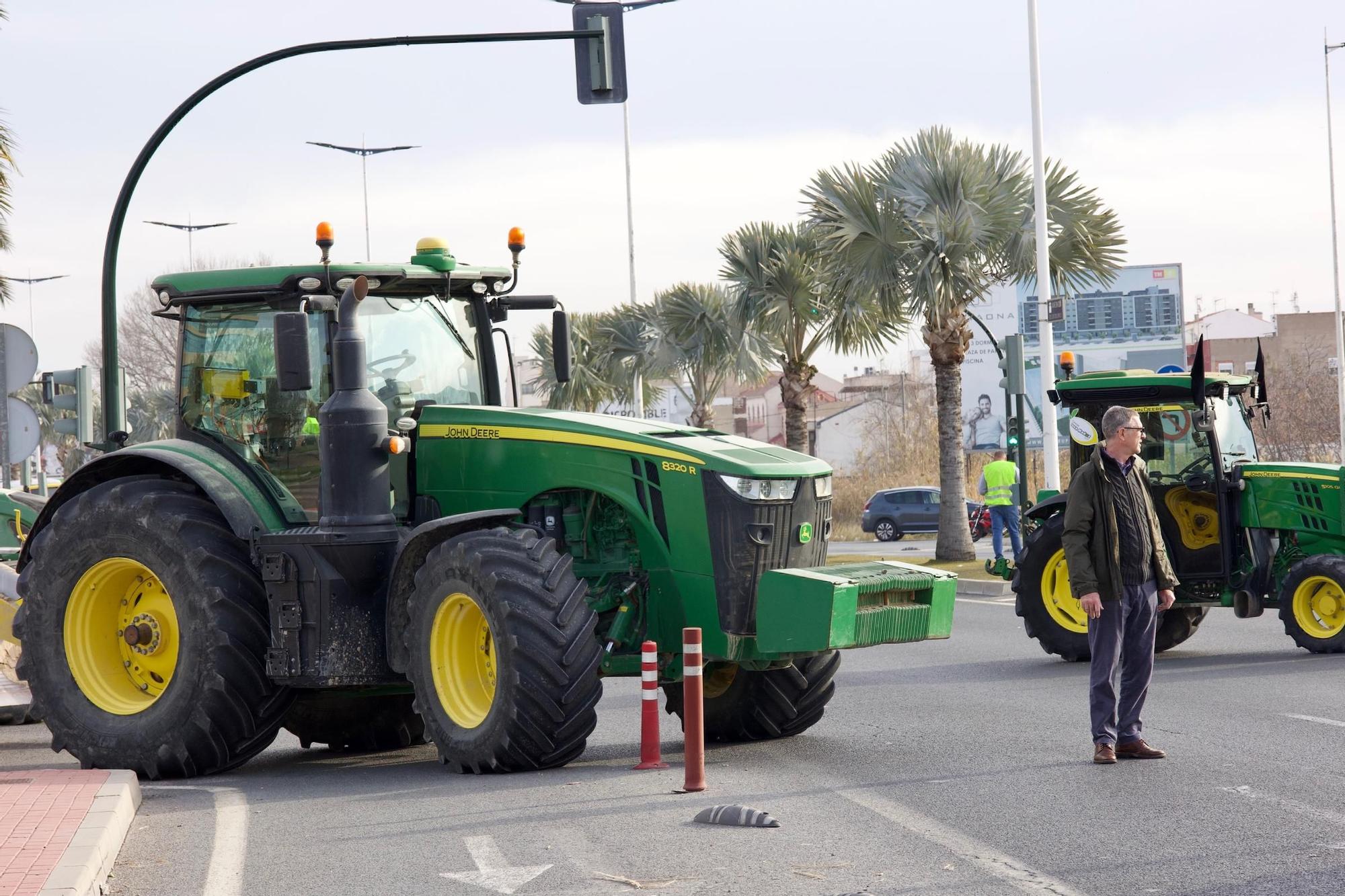 Las imágenes de la protesta de agricultores que ha colapsado el tráfico en Murcia