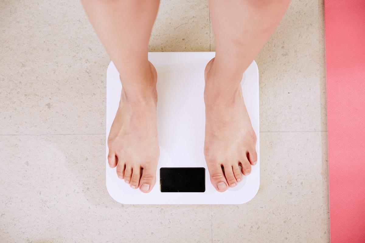 Los reumatólogos recomiendan evitar el exceso de peso para prevenir la lumbalgia.