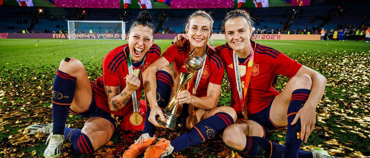 Jenni, Alexia y Irene Paredes celebrando el Mundial