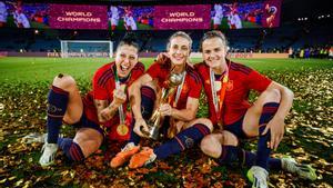 Jenni, Alexia e Irene Paredes, celebrando el Mundial.