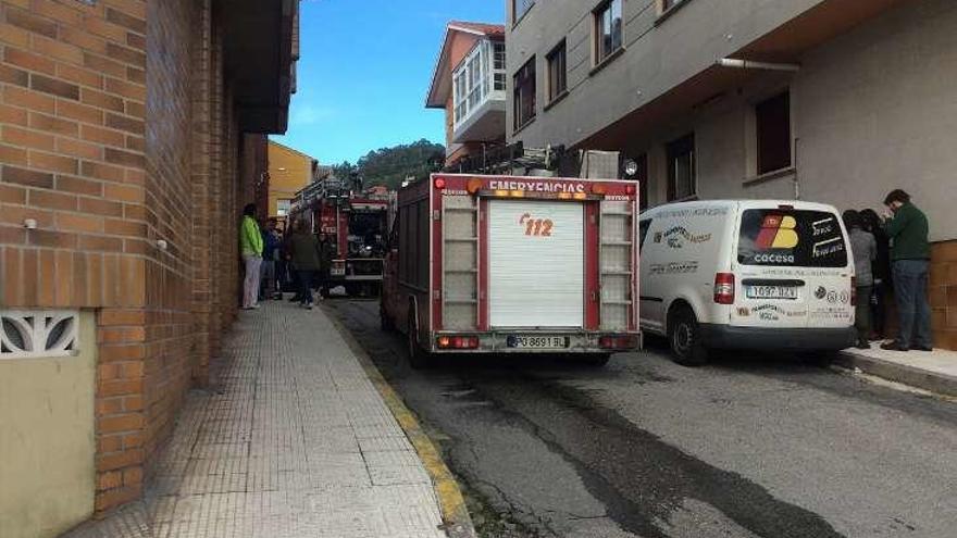 El despliegue de medios en la calle Cela, en Cangas. // G.Núñez