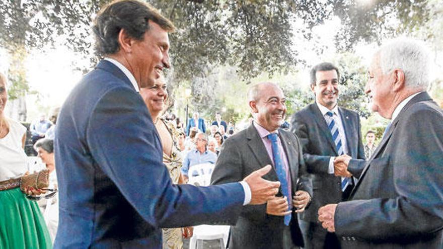 Gabriel Cañellas felicitado por Mateo Isern, Antonio Gómez y Biel Company.