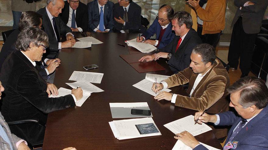 Bendodo y los responsables de la empresa, firmando el acuerdo.