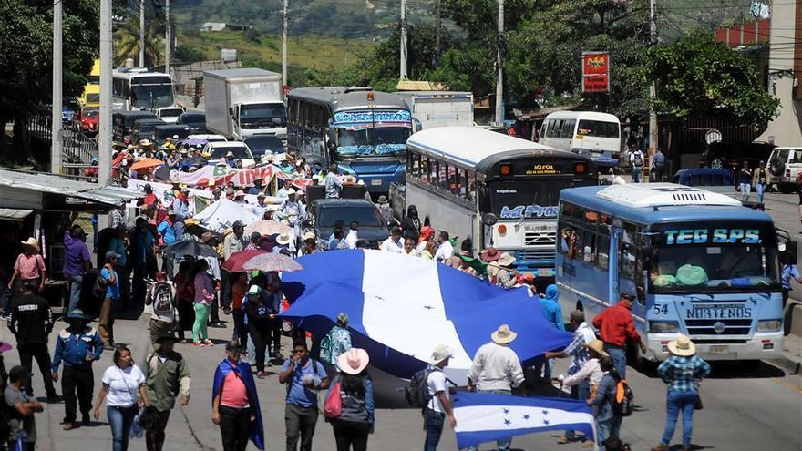 Los hondureños de la caravana denuncian la corrupción de su país
