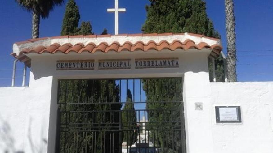 Indignación en La Mata tras el cierre del cementerio sin explicaciones