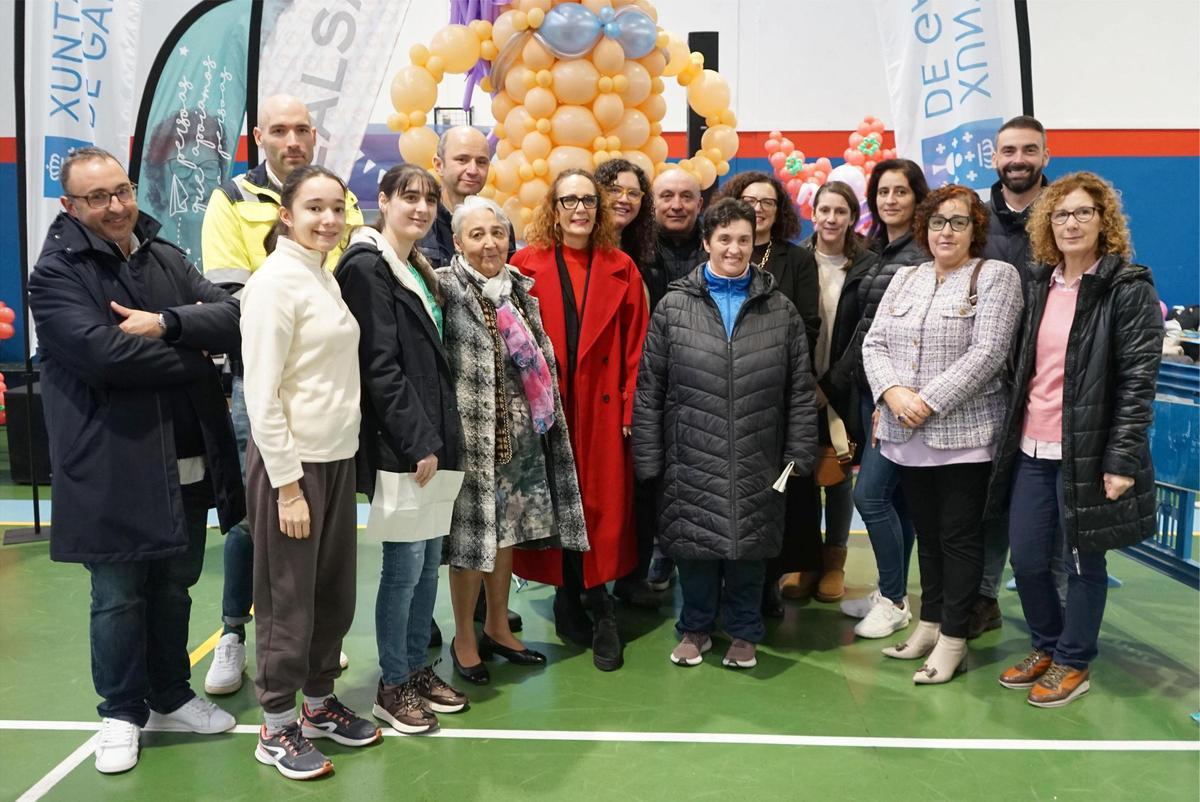 Autoridades y representantes de empresas y colectivos, en el festival de Amicos.