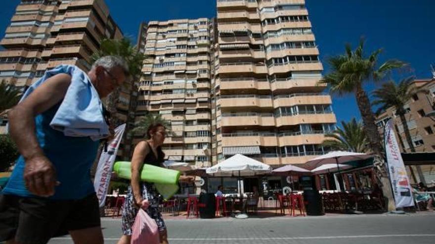 Imagen de edificios en los que se alquilan apartamentos en primera línea del mar en El Campello.