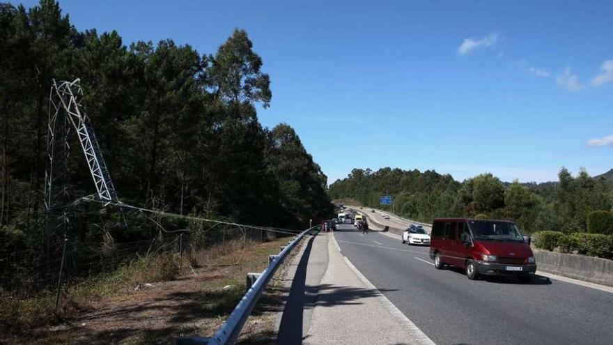 Un furgón que impactó contra el cable tras la caída de la torreta en la autopista.