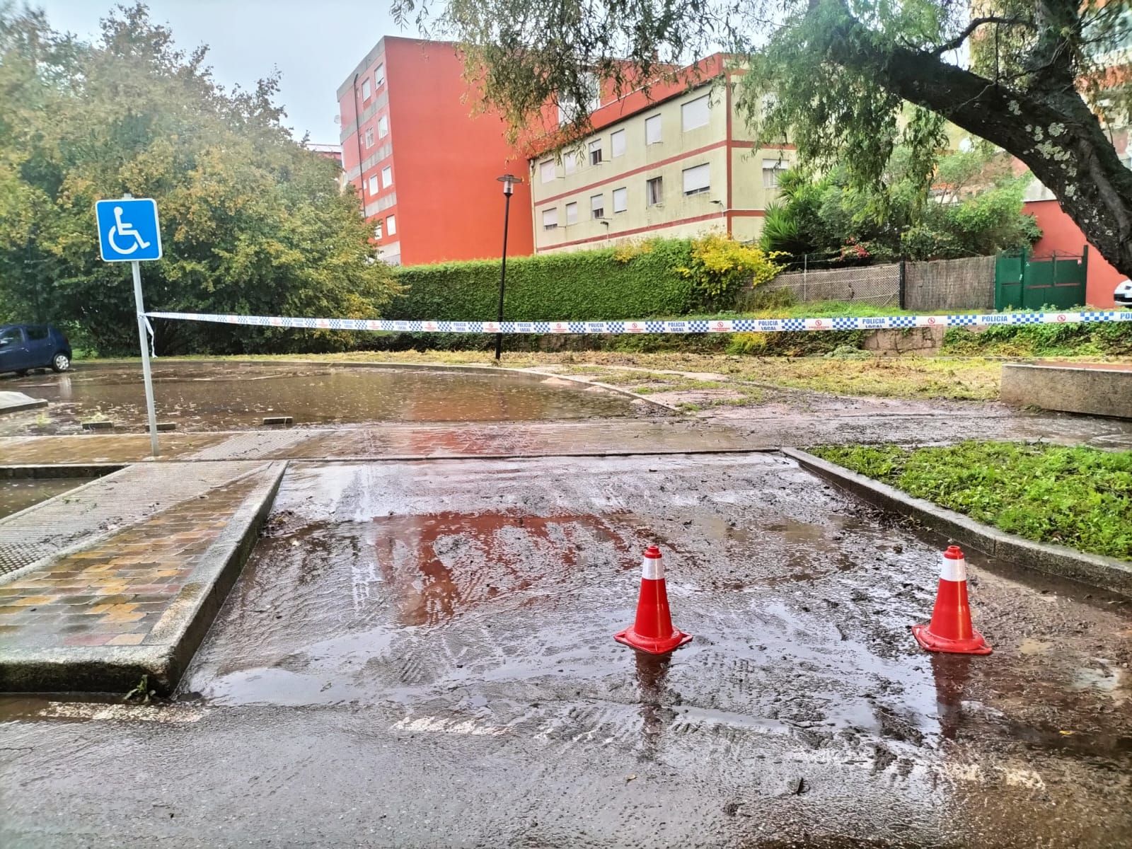 Las intensas lluvias causan desbordamientos en el Val Miñor