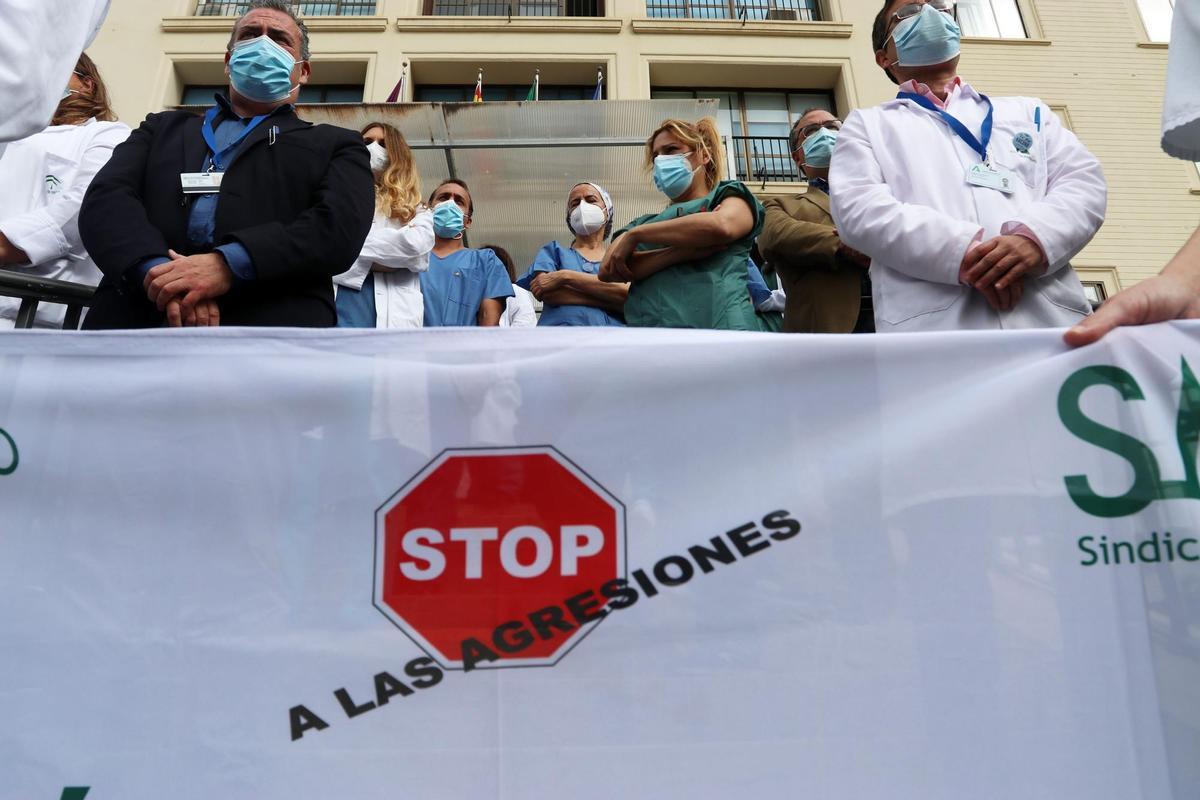 Dada esta situación, y con la próxima apertura de un nuevo centro de salud en Los Pacos, desde CCOO exigen que se cumpla el compromiso de ubicar en ese centro la unidad de salud mental de Fuengirola. Agresión con arma blanca en Estepona El pasado viernes, un paciente de la unidad de Salud Mental de Estepona hirió con un cuchillo de cocina al auxiliar administrativo que lo atendía en recepción. Los psiquiatras de este centro llevaban ya tiempo denunciando que este servicio funcionara al margen del centro de salud, situación que les generaba una continua sensación de desprotección.